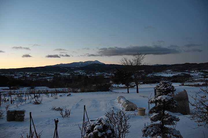 また夜雪で朝…