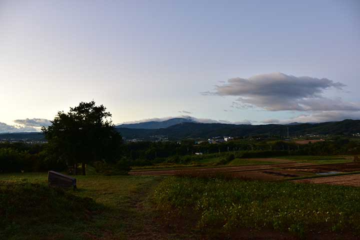 浅間山初冠雪と満月